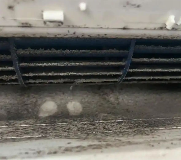 永德空调吹的风有股烧焦味是怎么回事